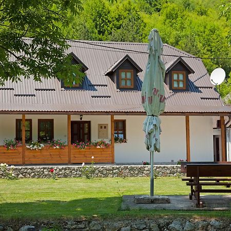 Apartment Mira Korana Екстериор снимка