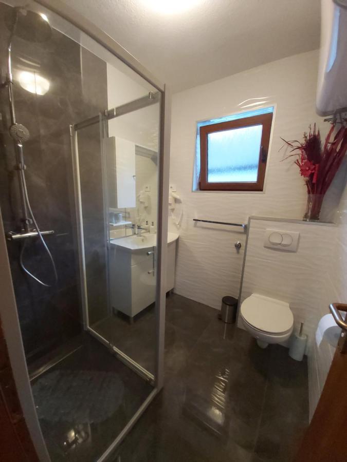 Apartment Mira Korana Екстериор снимка