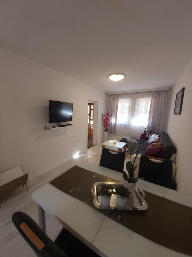 Apartment Mira Korana Екстериор снимка