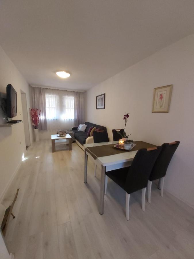Apartment Mira Korana Екстериор снимка