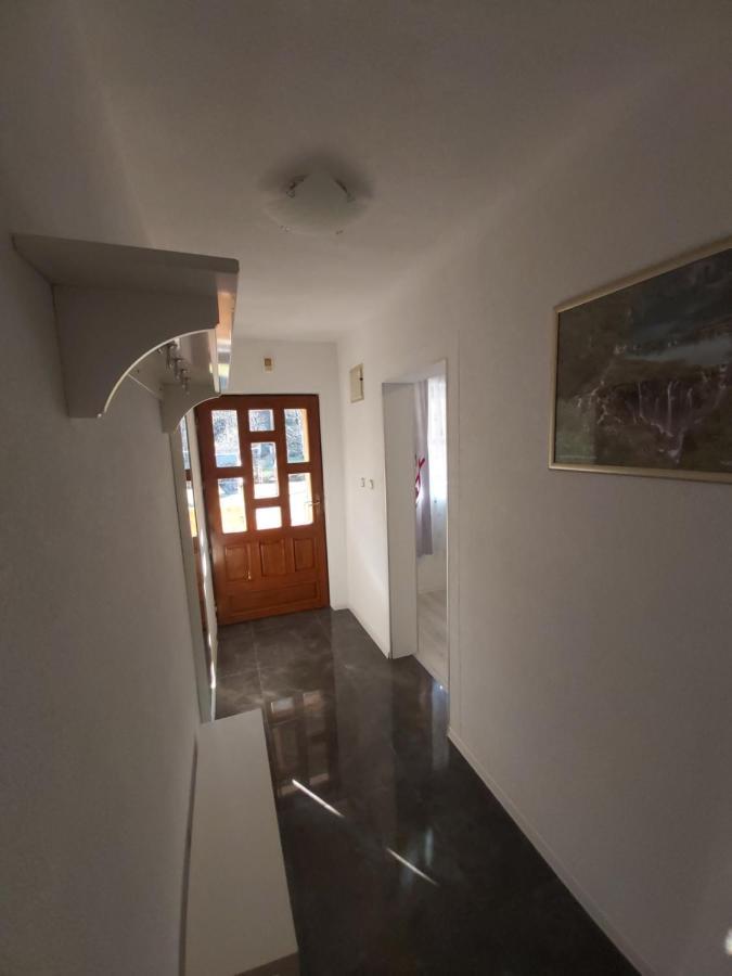 Apartment Mira Korana Екстериор снимка