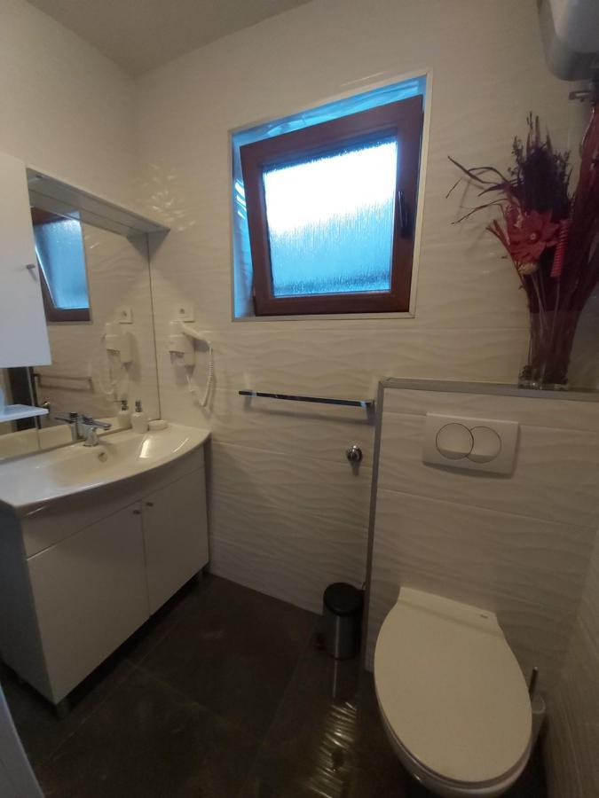 Apartment Mira Korana Екстериор снимка