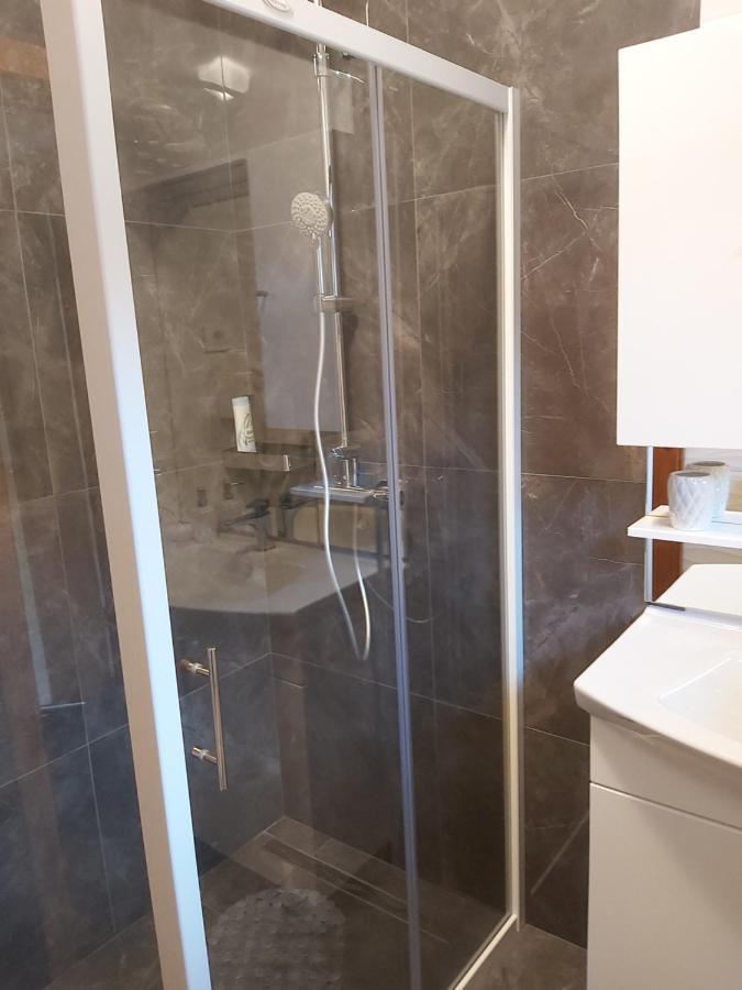 Apartment Mira Korana Екстериор снимка