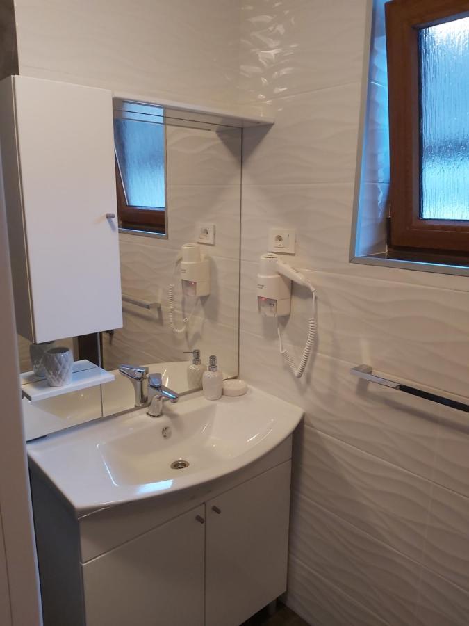 Apartment Mira Korana Екстериор снимка