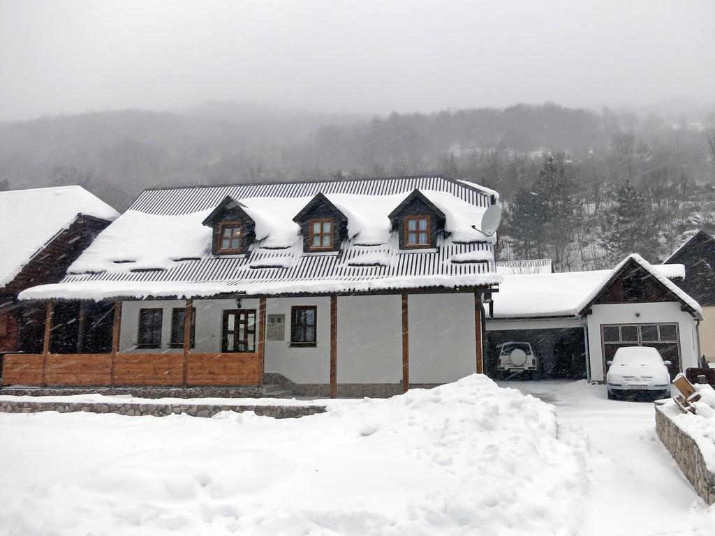 Apartment Mira Korana Екстериор снимка
